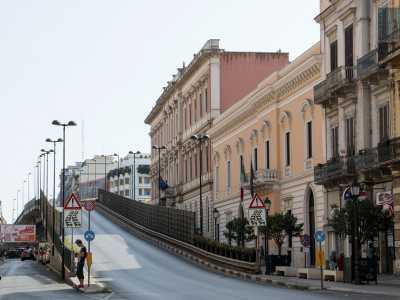 Chiude il corso un ultimo particolare isolato che vive all�ombra del ponte XX Settembre, l� dove i negozi si diradano e sorgono due storiche scuole superiori: il liceo Scacchi e l�istituto Pitagora